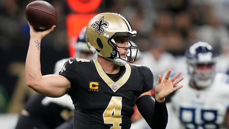 New quarterback Derek Carr (4) had a rough first half in his Saints debut, getting sacked four...
