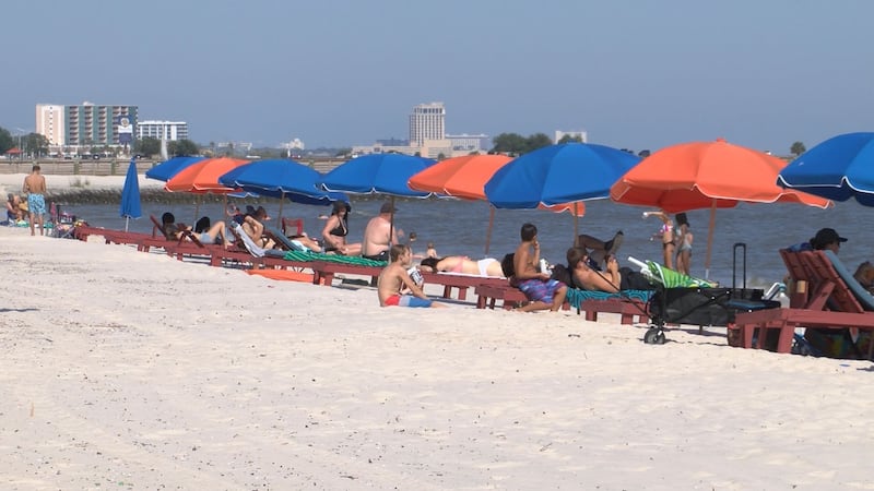 Beachgoers flock to Biloxi Beach